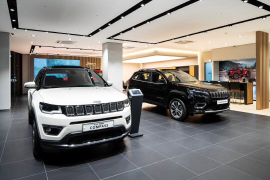 지프 동탄 전시장 실내 전경. <FCA(피아트크라이슬러오토모빌)코리아 제공>